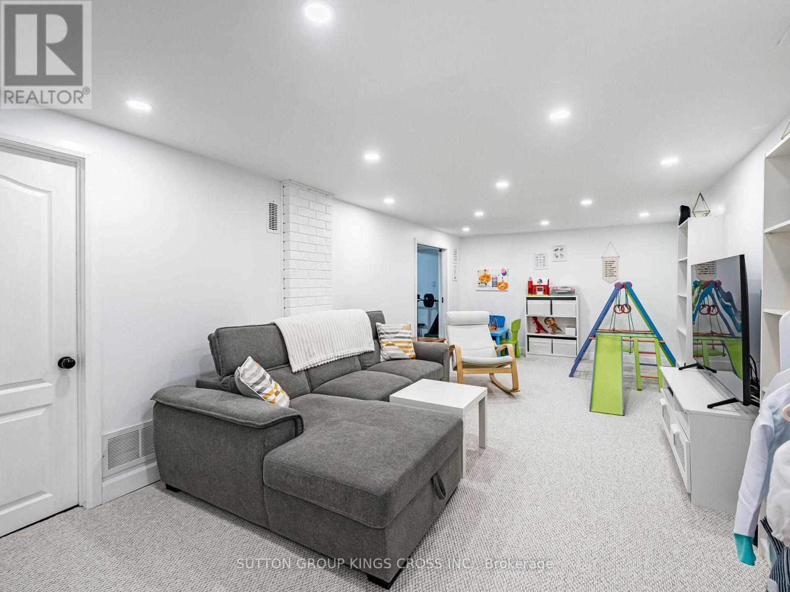 11 BELLEFIELD CRESCENT - 43