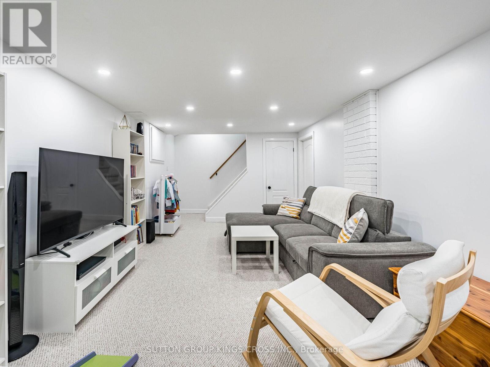 11 BELLEFIELD CRESCENT - 44