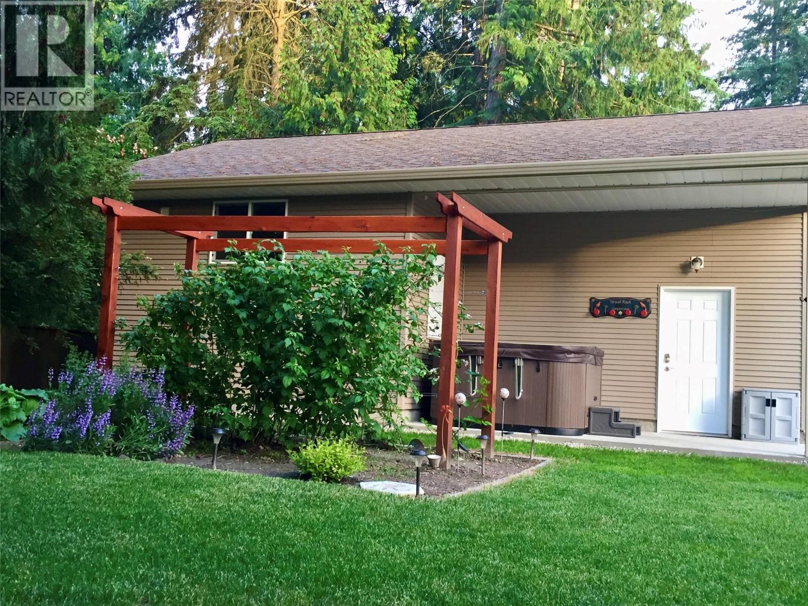 705 Shuswap Avenue - 12