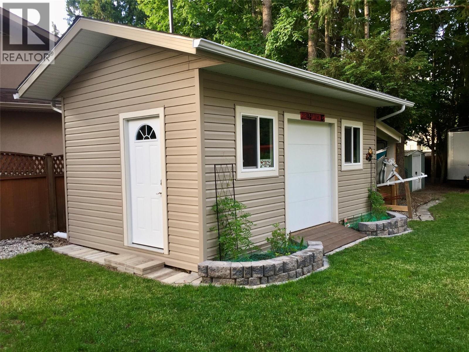 705 Shuswap Avenue - 11
