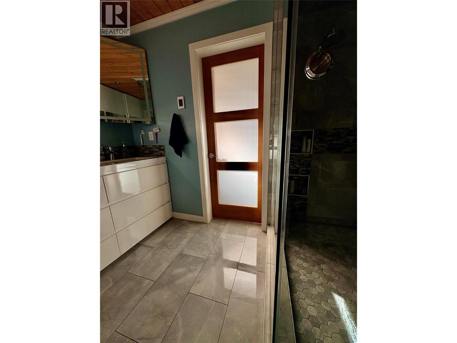 705 Shuswap Avenue - 31
