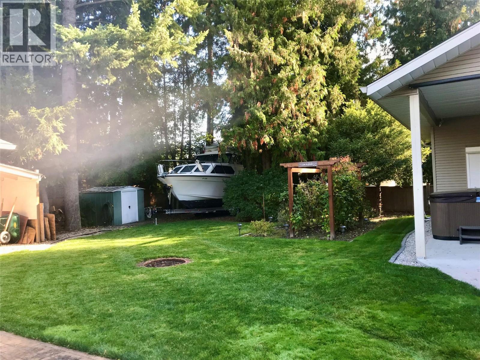705 Shuswap Avenue - 24