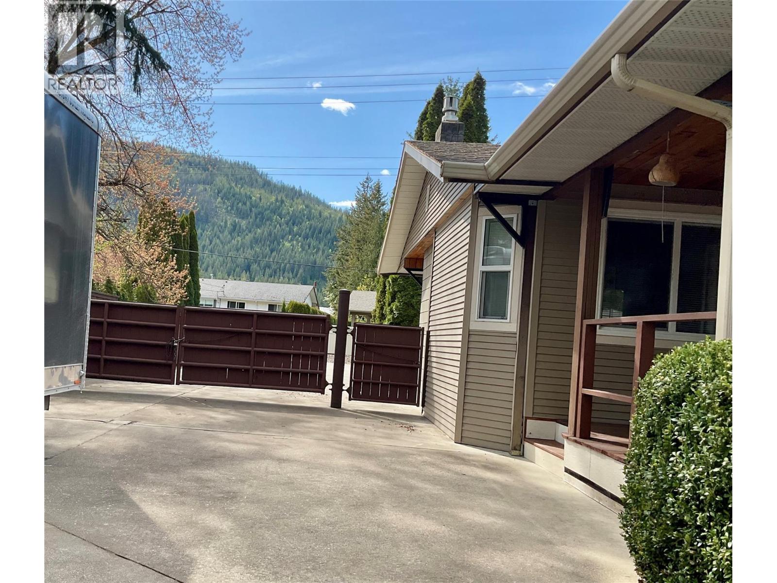 705 Shuswap Avenue - 9