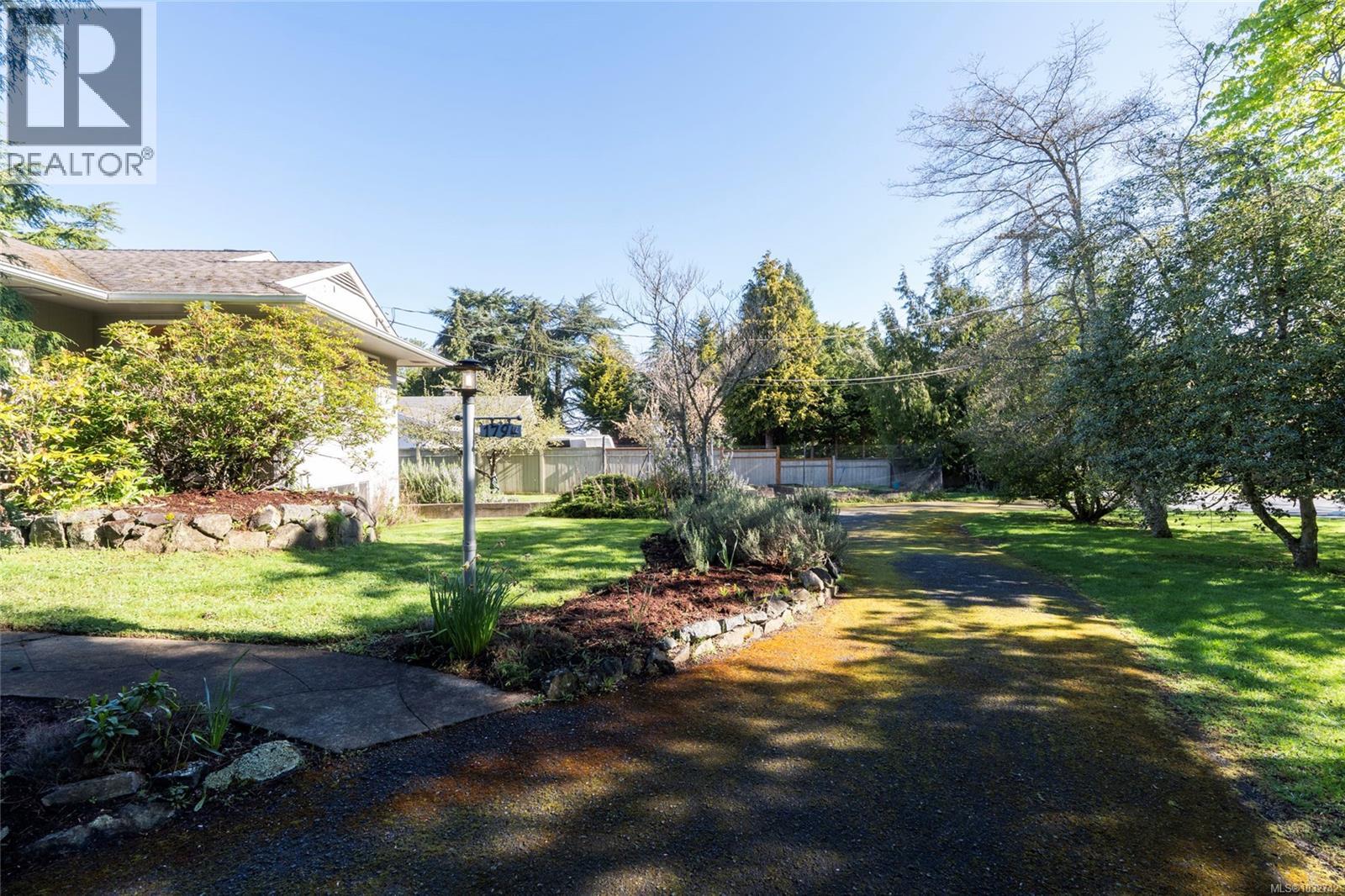 1794 Barrie Rd - 39