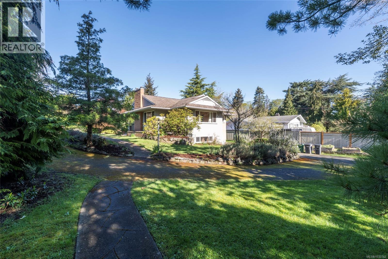 1794 Barrie Rd - 40
