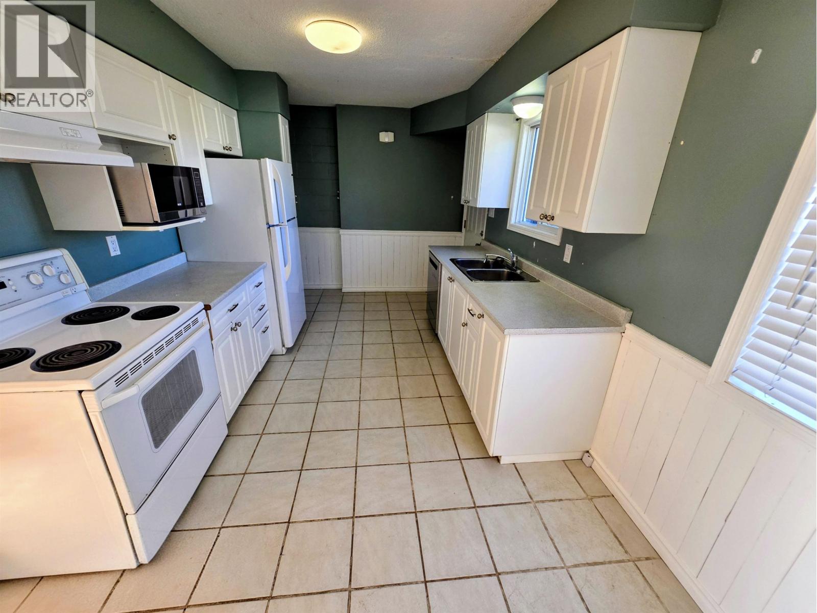 Photo 9 of 22 — 253 MOFFAT STREET · Prince George, BC