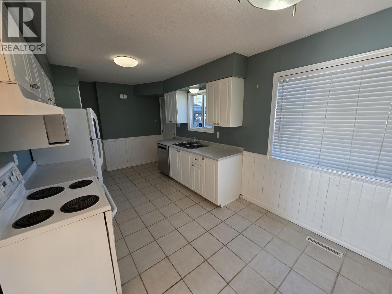 Photo 8 of 22 — 253 MOFFAT STREET · Prince George, BC
