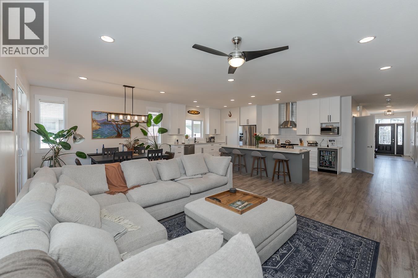 Photo 8 of 40 — 3475 PARKVIEW CRESCENT · Prince George, BC