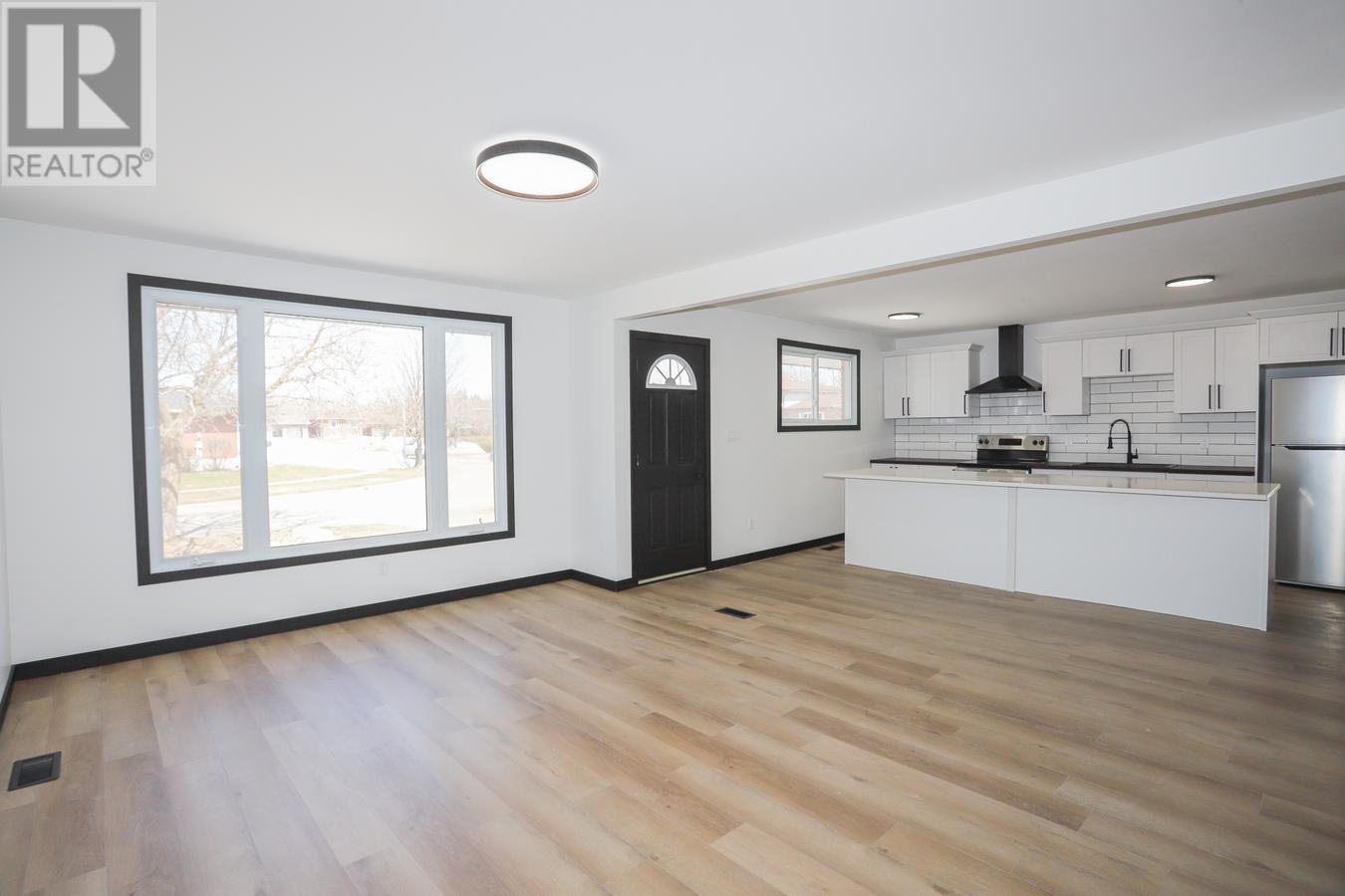 35 Pozzebon CRES, Sault Ste. Marie, Ontario, P6C6A7 — Photo 3