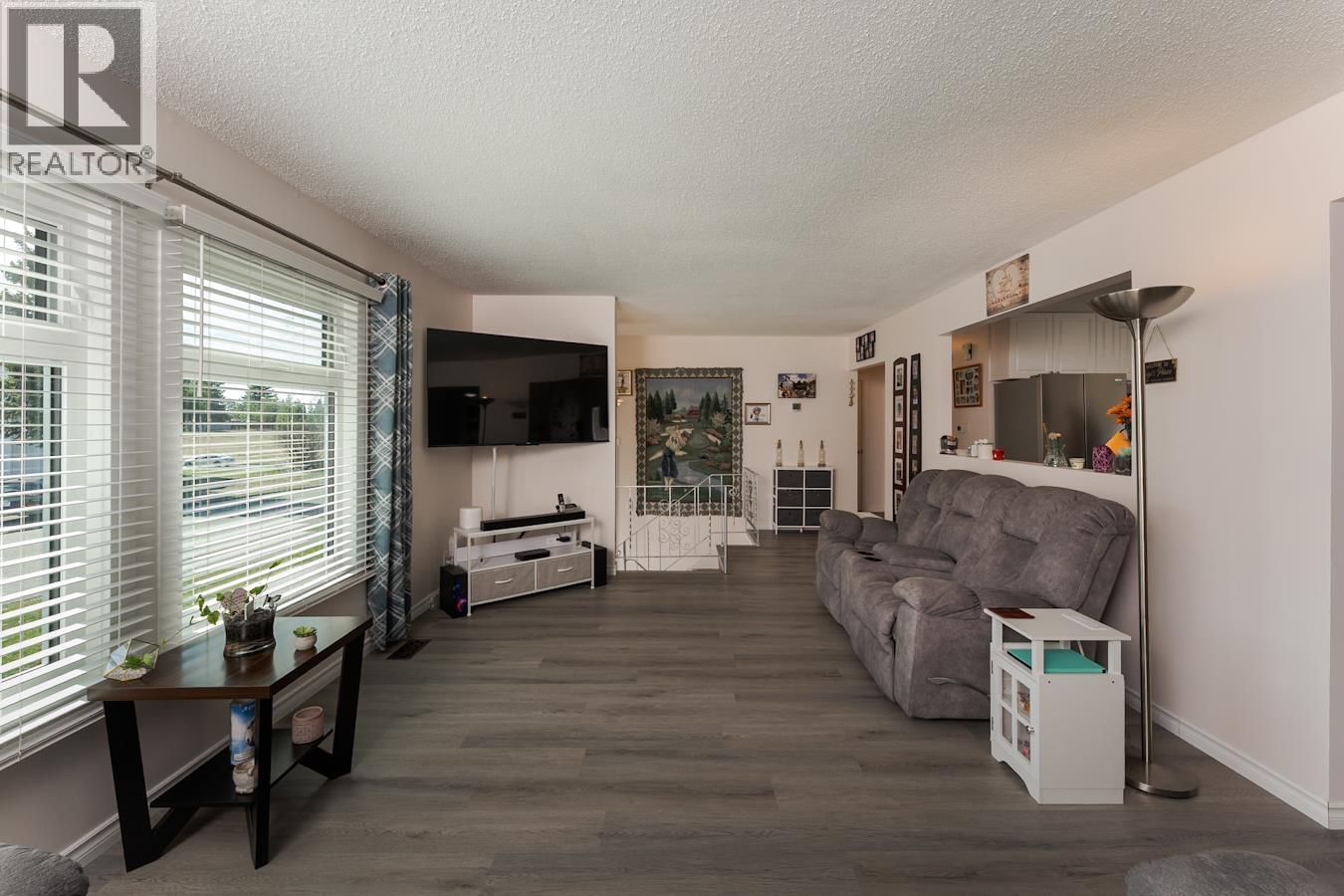 901 VEDDER CRESCENT - 5
