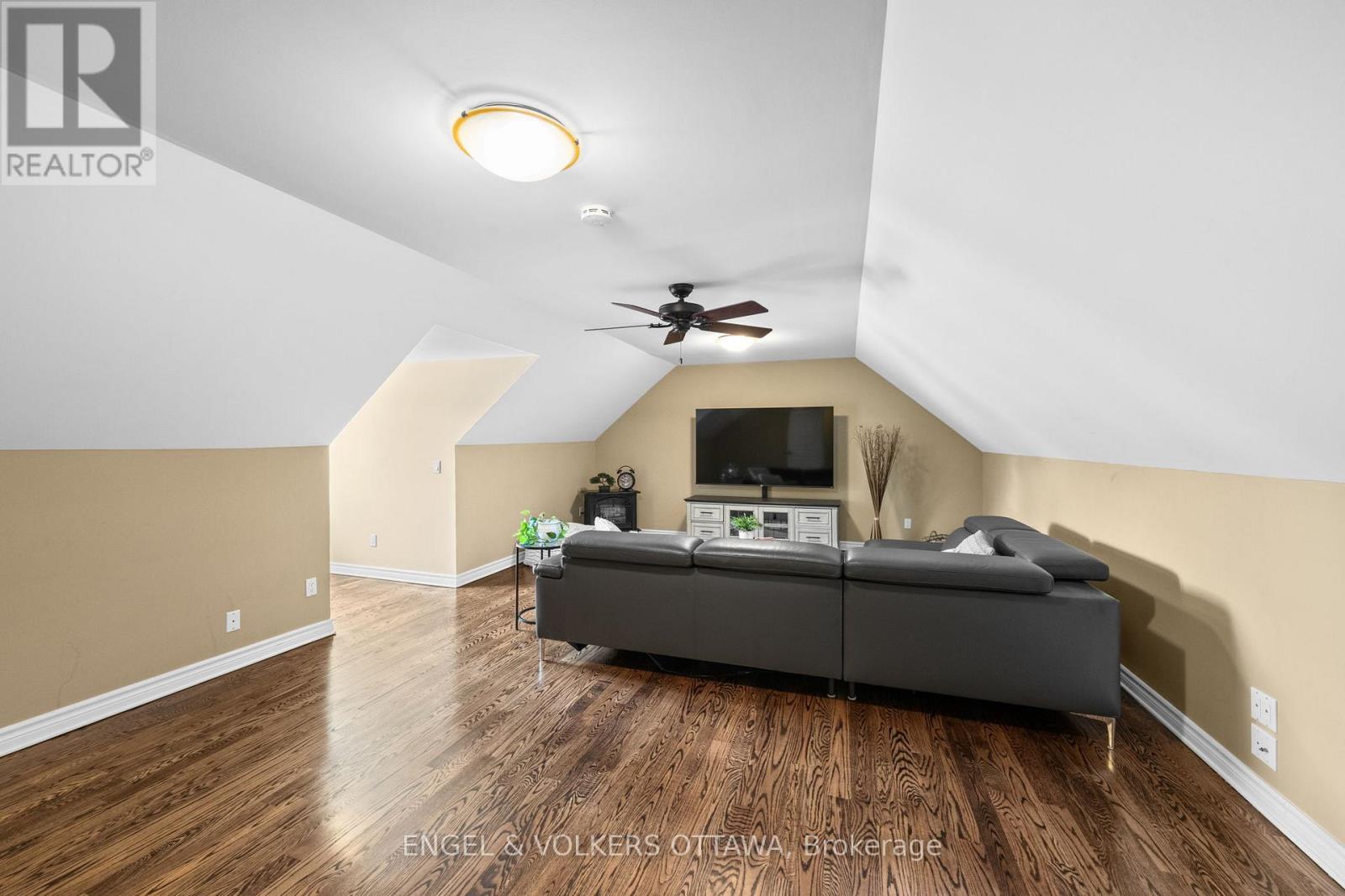 5579 LOMBARDY DRIVE - 26