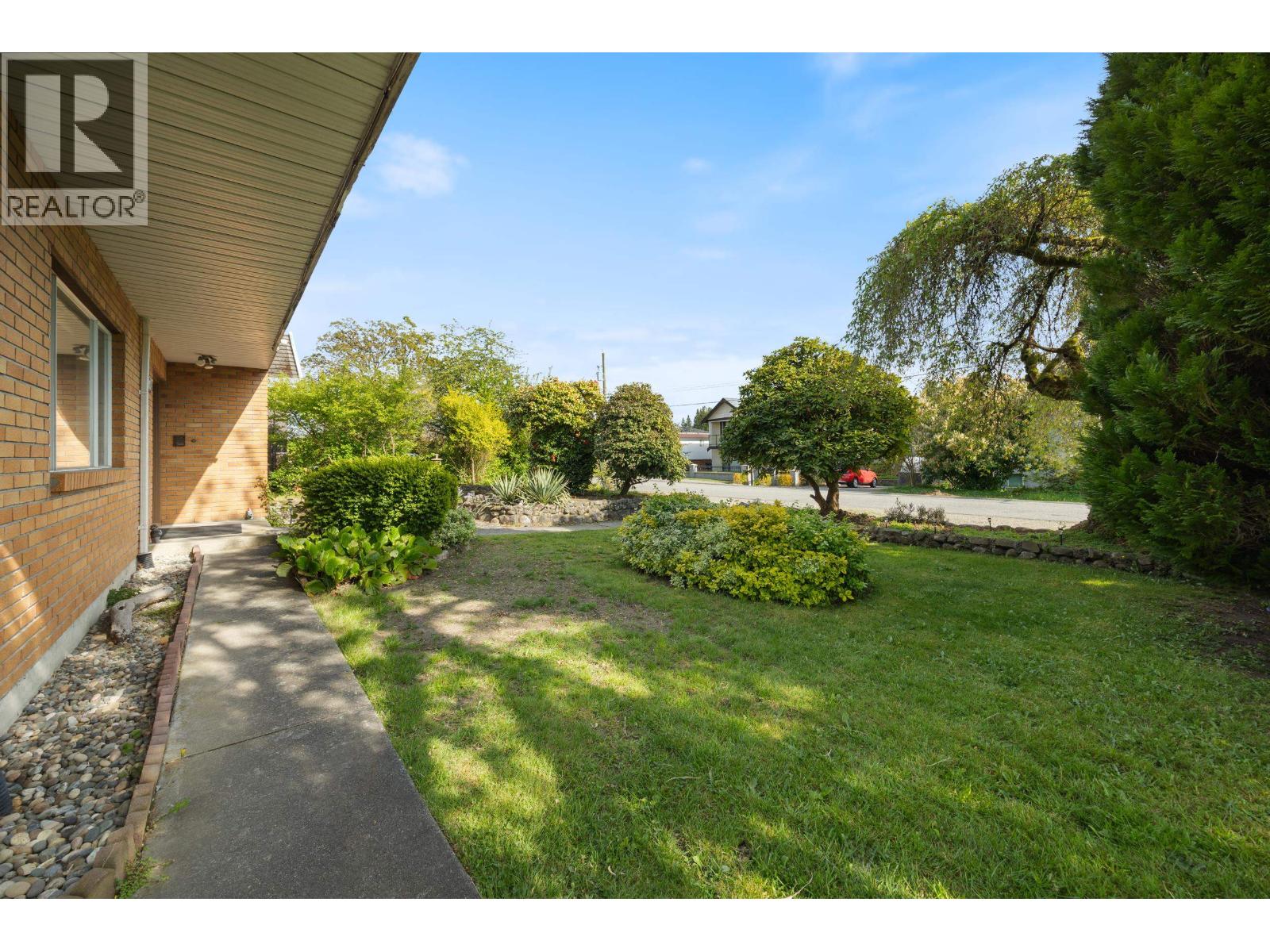 4 Bed, 3 Bath House for Sale in Burnaby – 4607 IRMIN STREET, Burnaby - Image 12