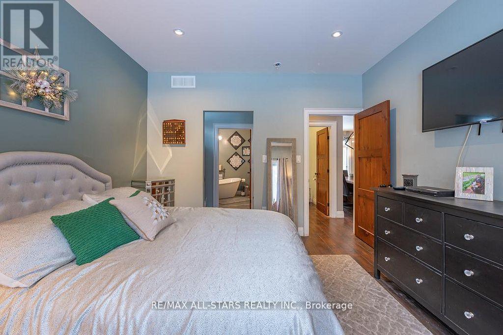 316 1/2 RIVERSIDE DRIVE - 18