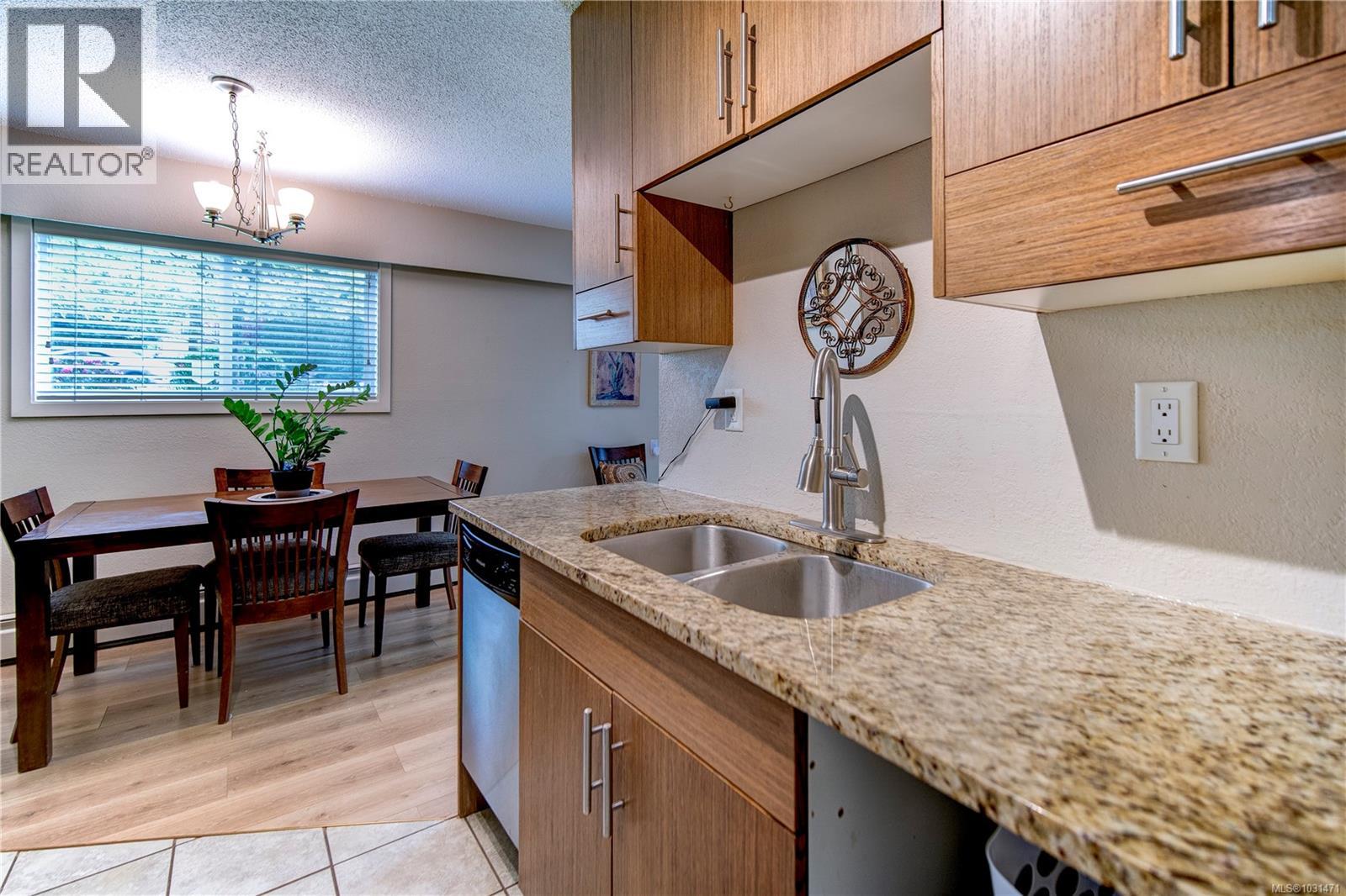 101 3800 Quadra St, Saanich