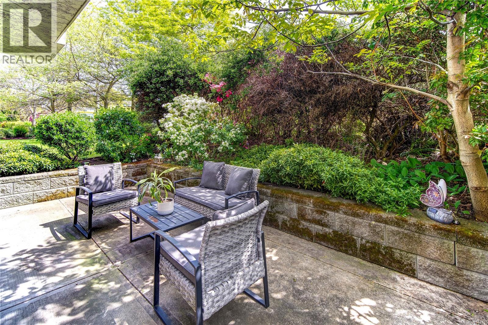 101 3800 Quadra St, Saanich