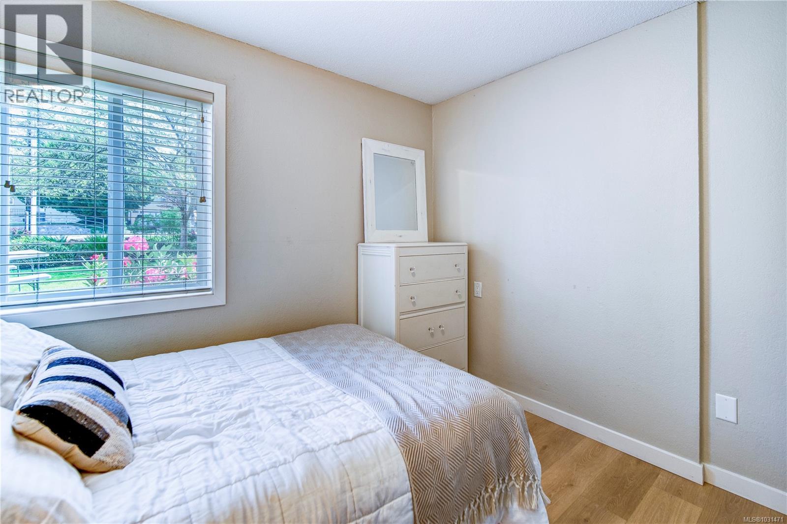 101 3800 Quadra St, Saanich