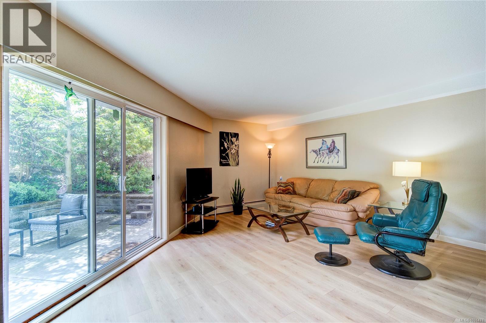 101 3800 Quadra St, Saanich