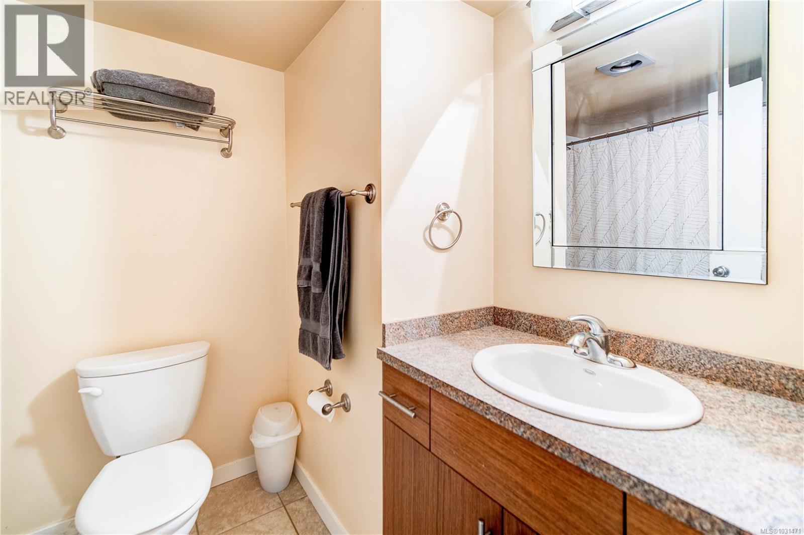 101 3800 Quadra St, Saanich