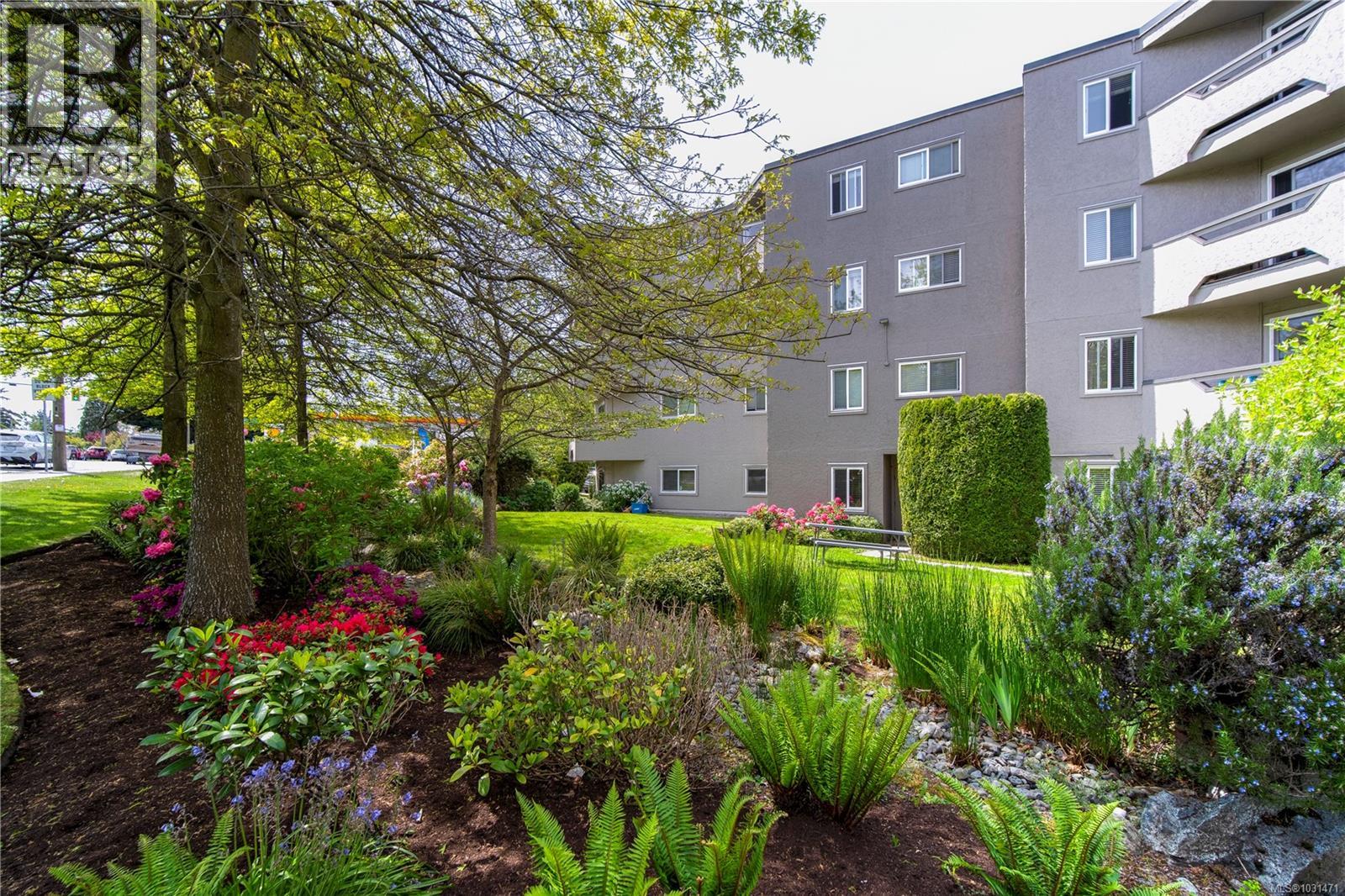 101 3800 Quadra St, Saanich