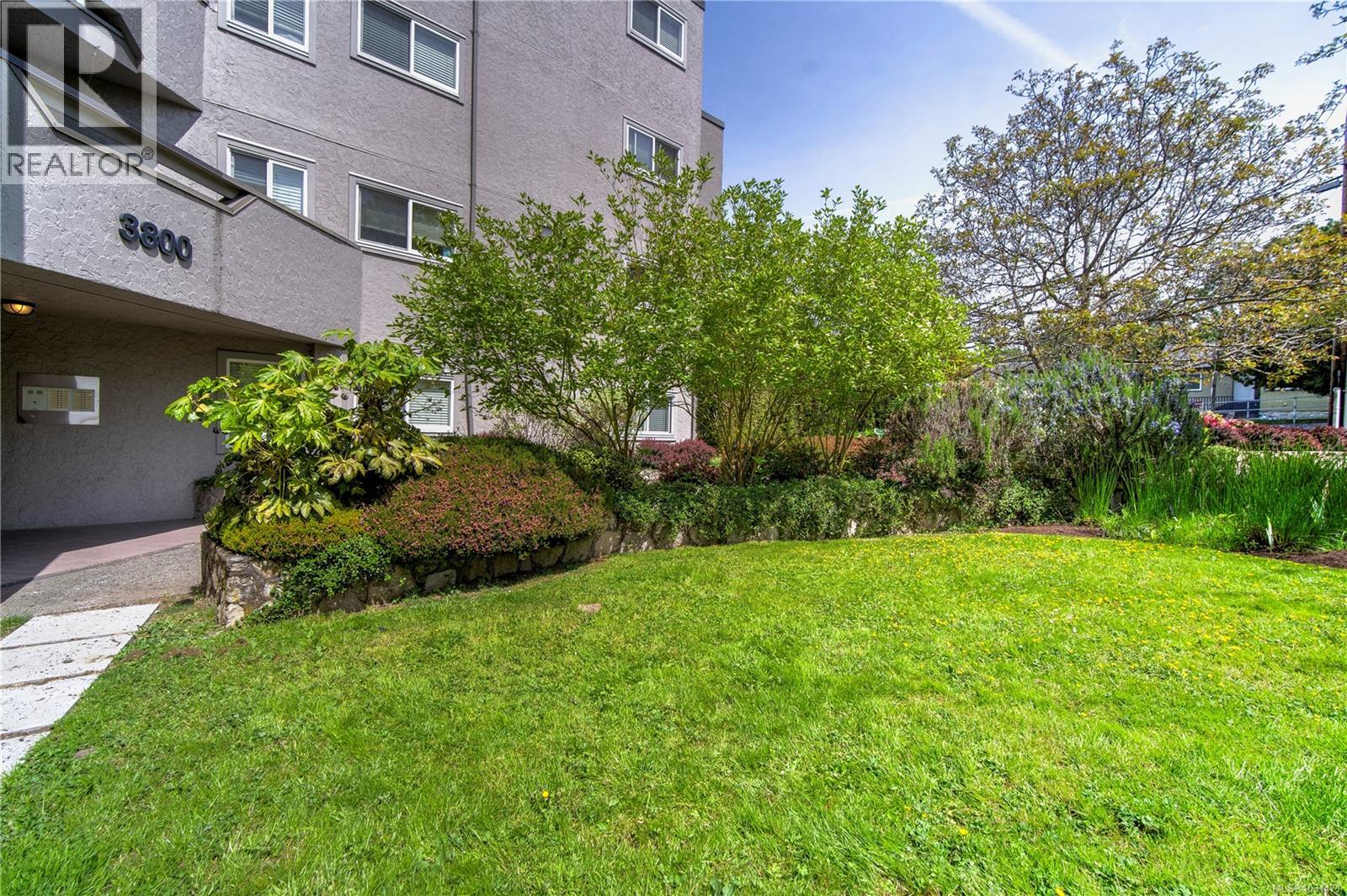 101 3800 Quadra St, Saanich