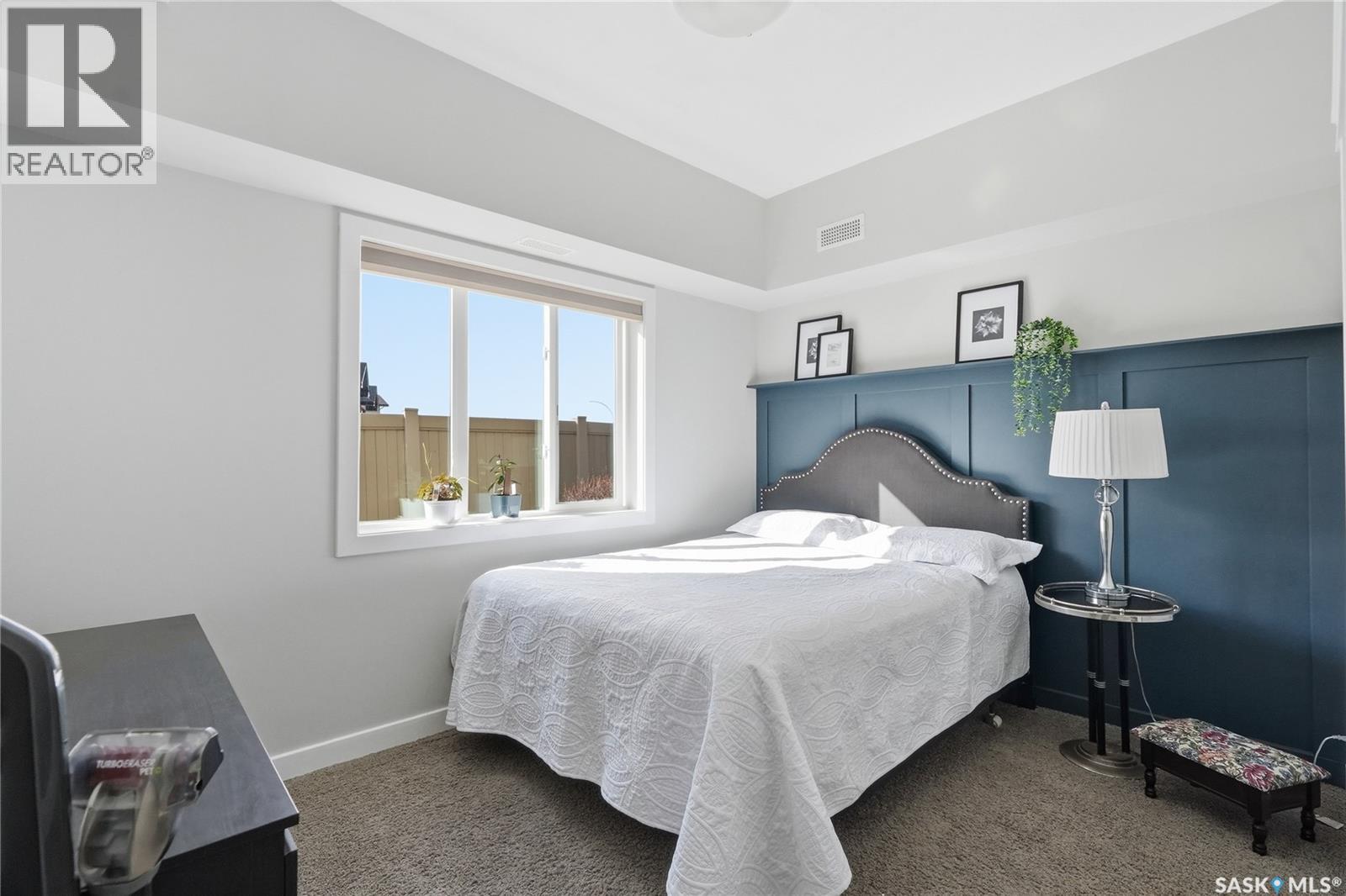 #101 110 Hampton CIRCLE - 24
