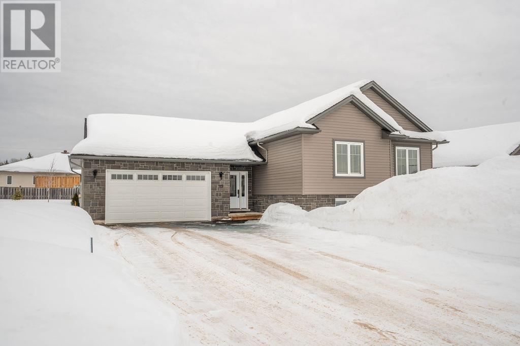 119 Chatfield DR, Sault Ste. Marie, Ontario, P6A0B5 — Photo 2