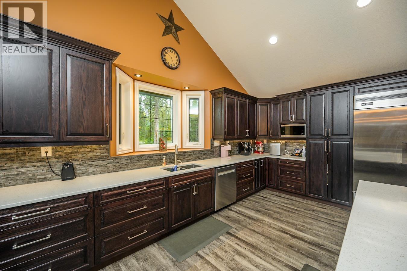Photo 9 of 40 — 4438 HANET ROAD · Prince George, BC