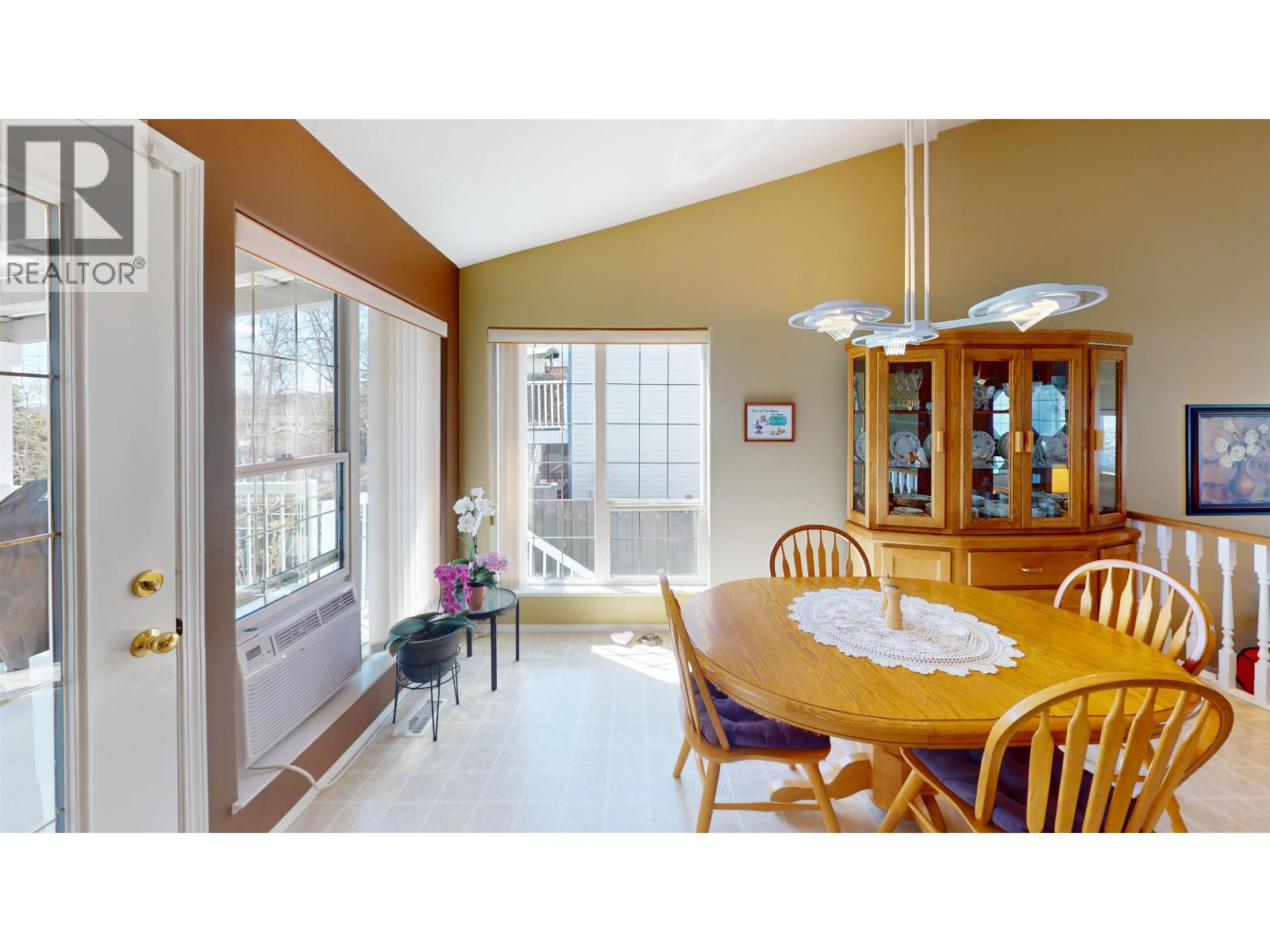 570 PIERCE CRESCENT - 10