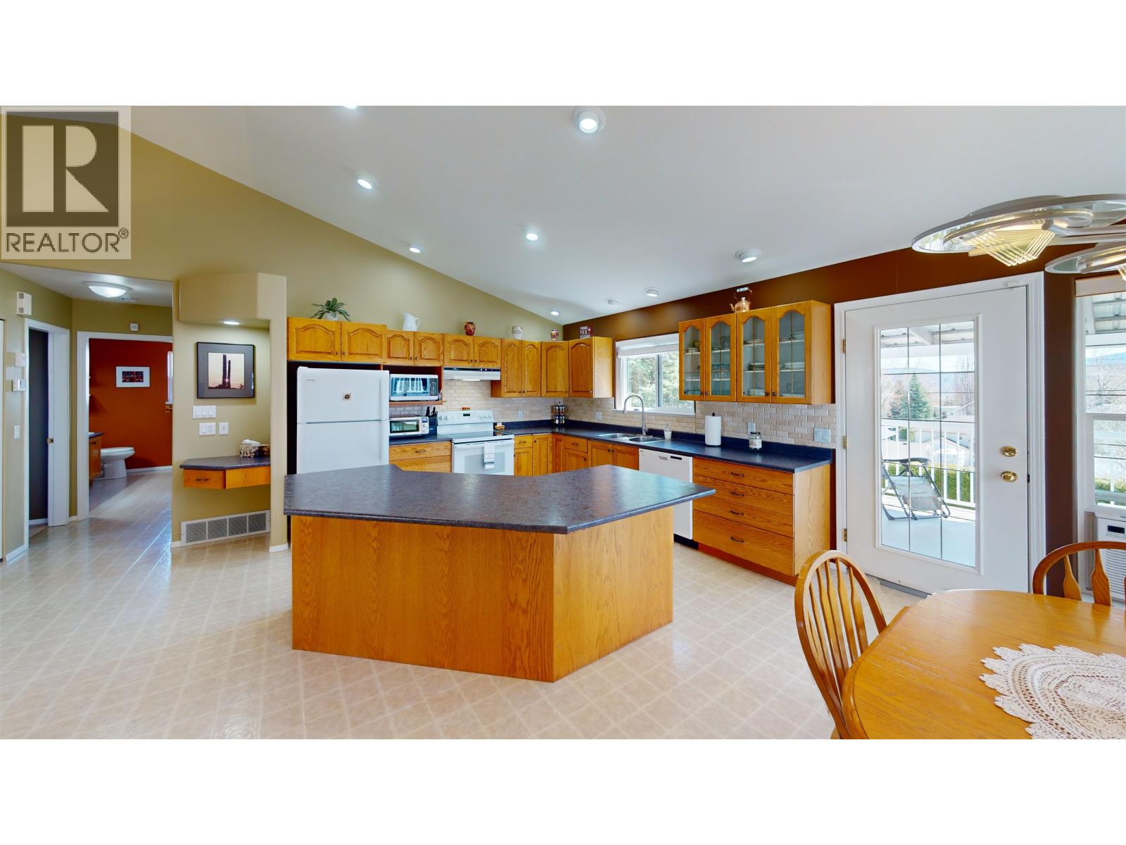 570 PIERCE CRESCENT - 3