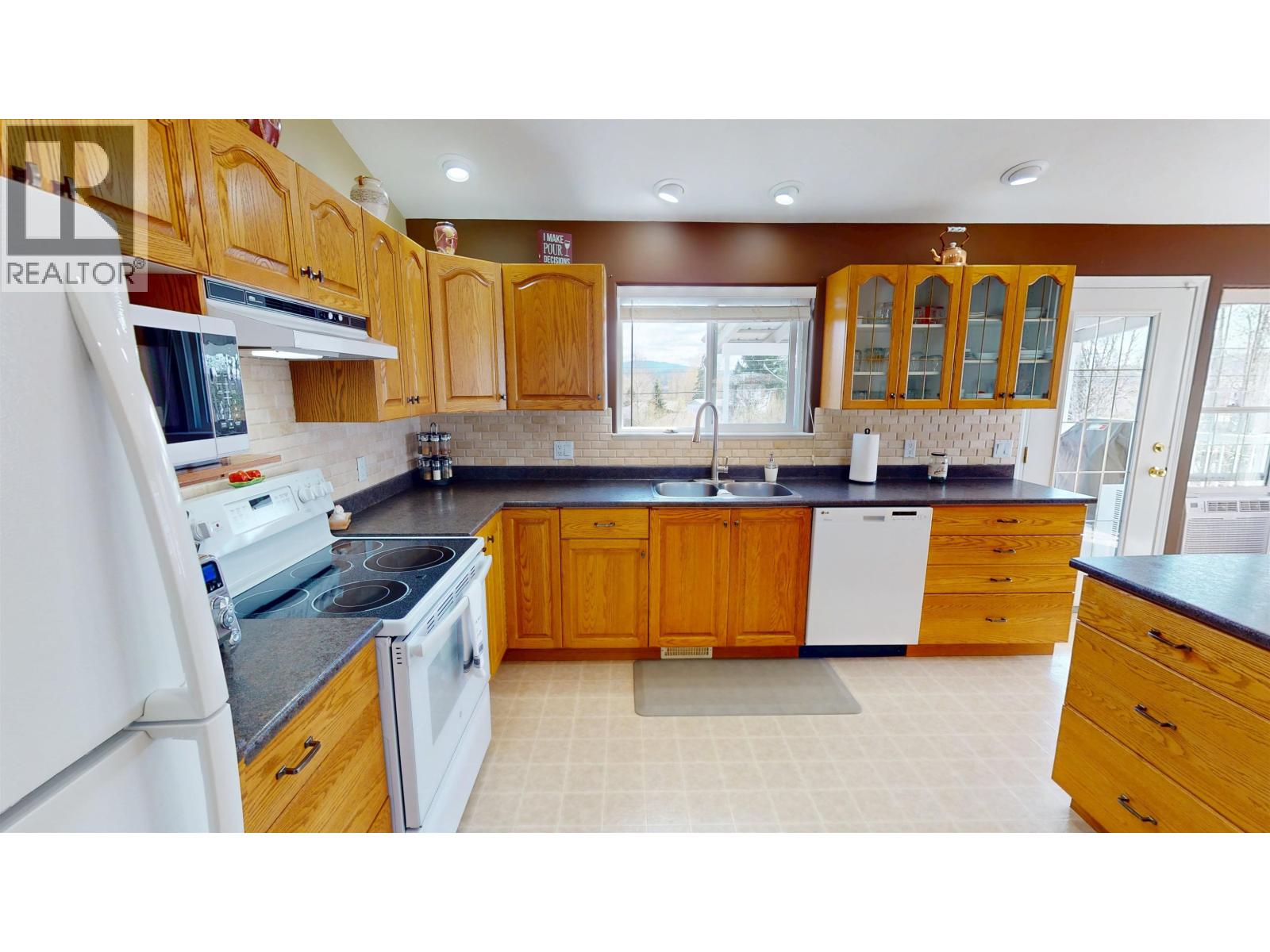 570 PIERCE CRESCENT - 5