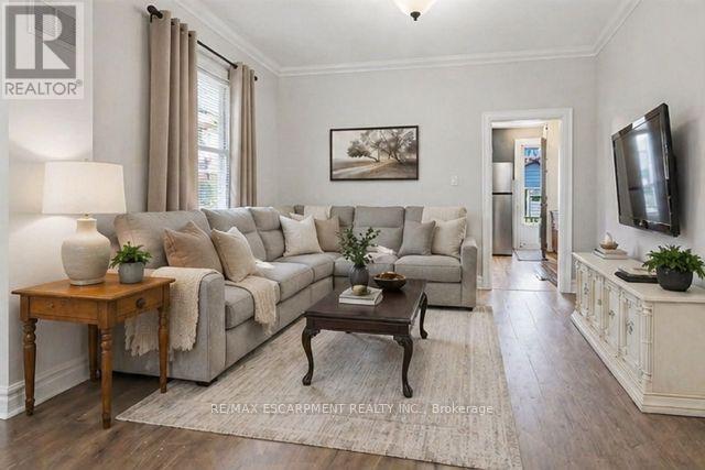 224 BALSAM AVENUE S - 11