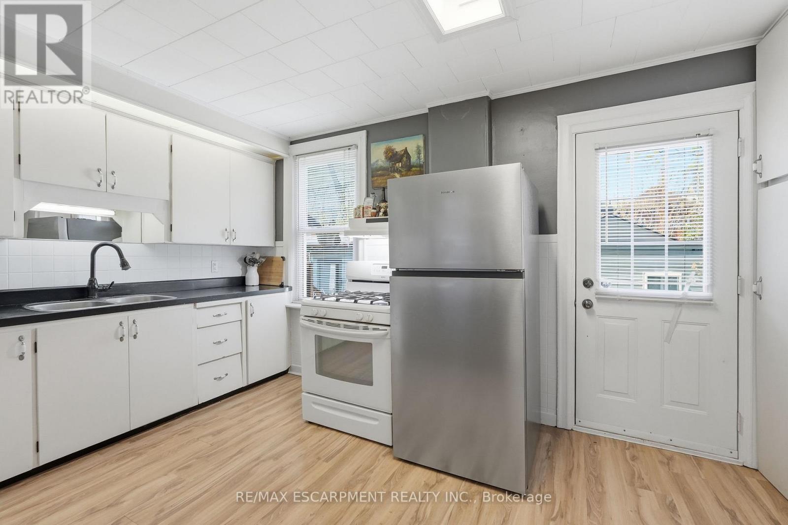 224 BALSAM AVENUE S - 14