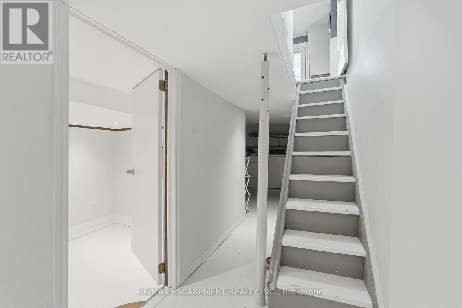 224 BALSAM AVENUE S - 24