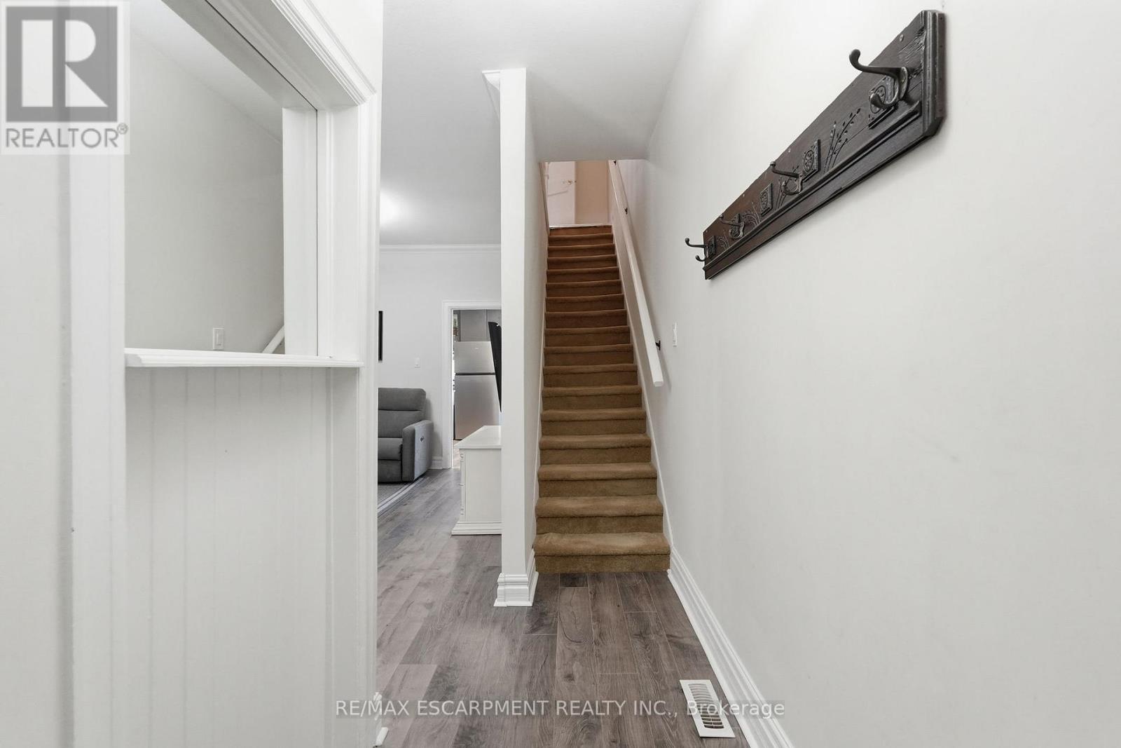224 BALSAM AVENUE S - 7