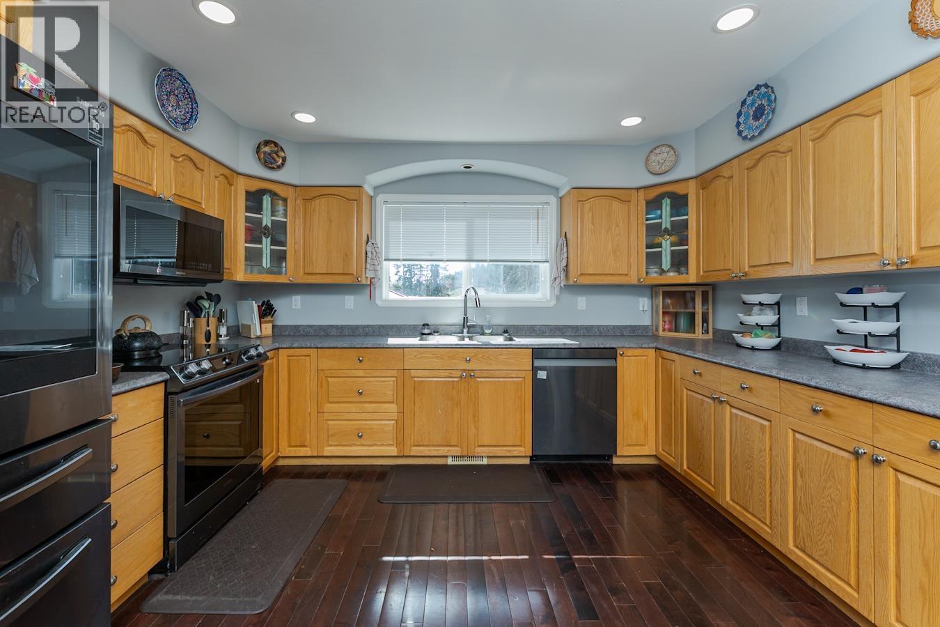 Photo 11 of 41 — 3022 CHRISTOPHER CRESCENT · Prince George, BC
