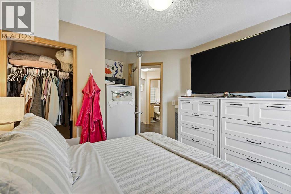 #104 15 Everridge Square SW - 16