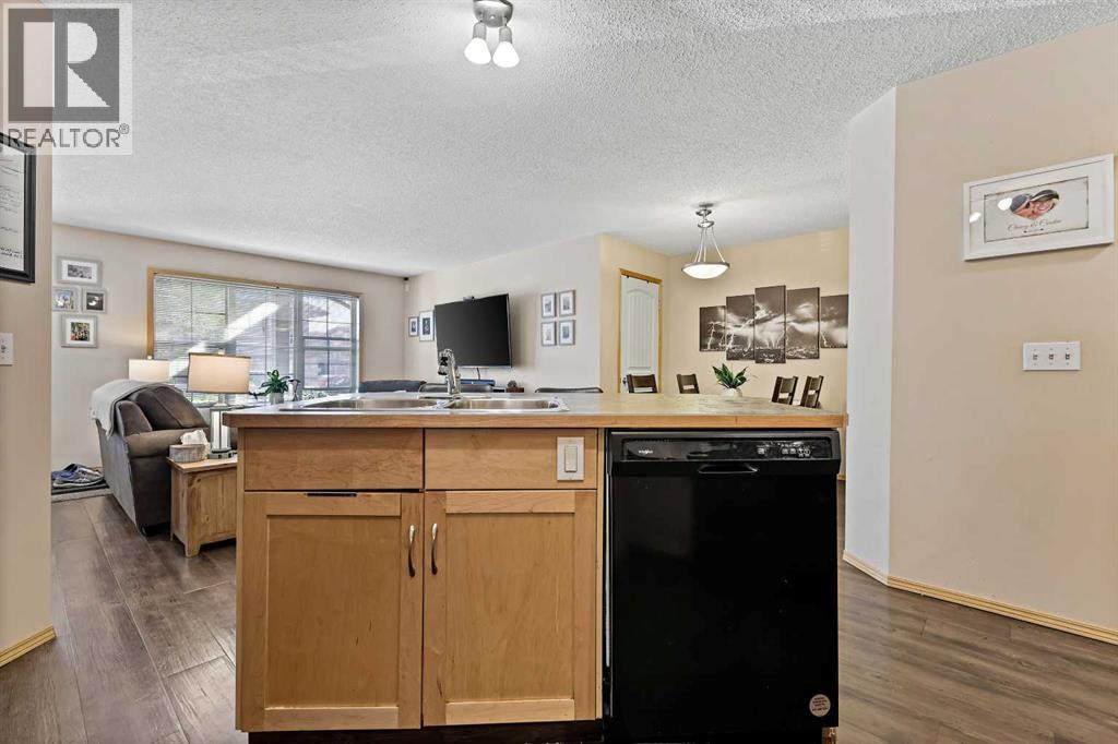 #104 15 Everridge Square SW - 11