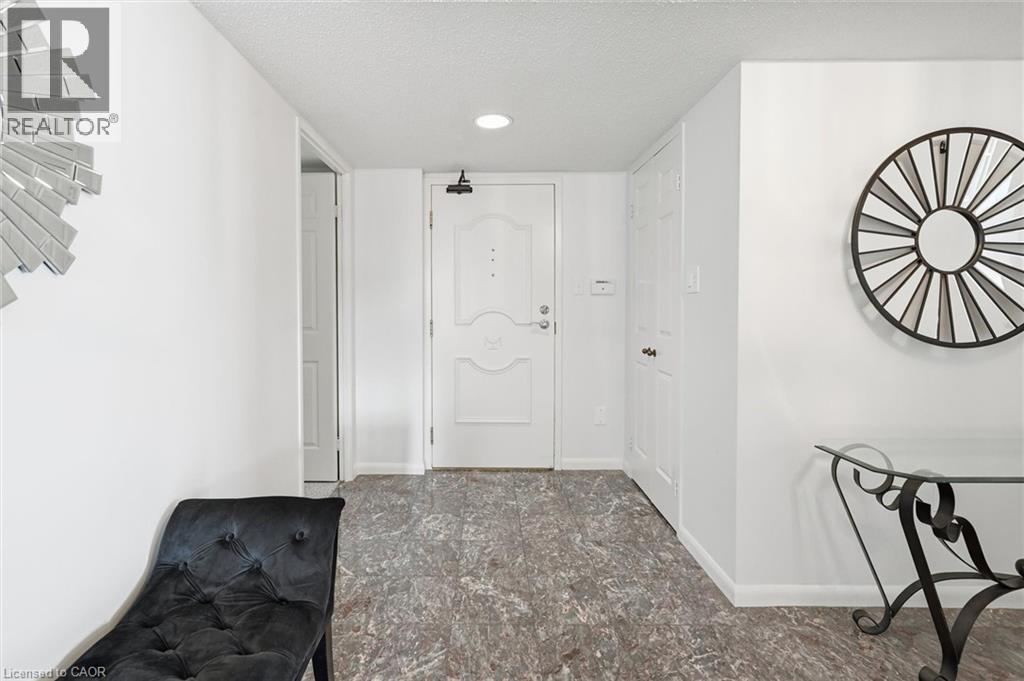 2170 MARINE Drive Unit# 1808, Oakville, Ontario, L6L5V1 — Photo 3