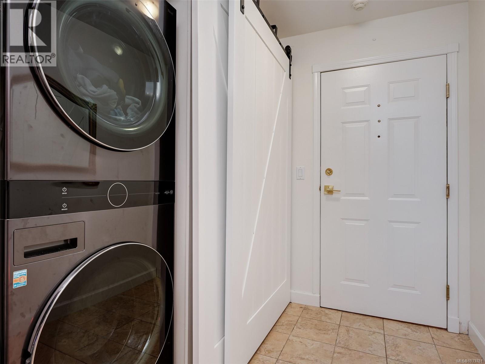 301 1687 Poplar Avenue, Saanich