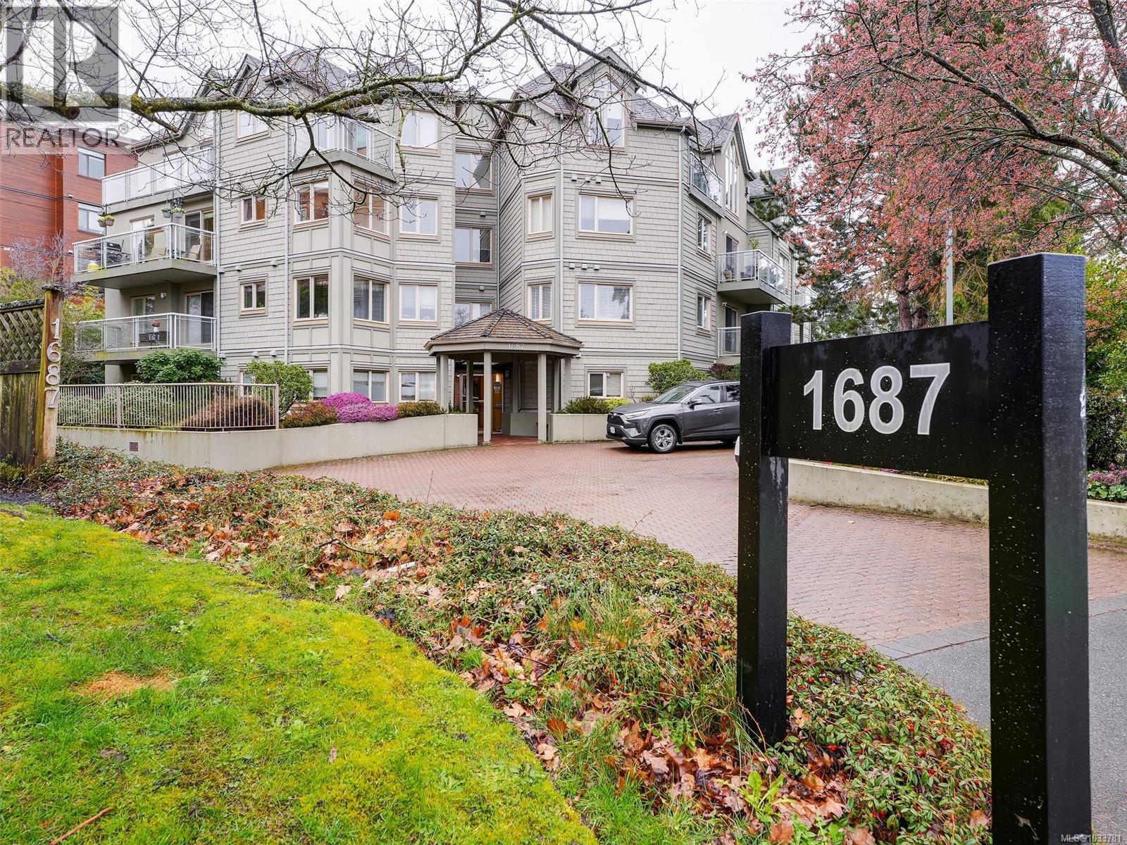 301 1687 Poplar Avenue, Saanich