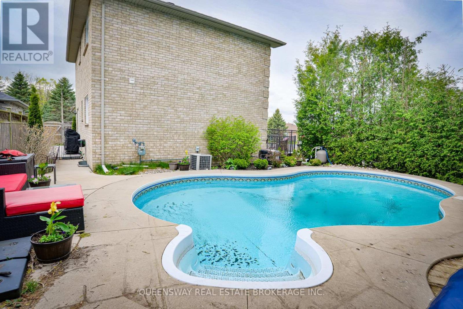 10 LEWIS DRIVE - 31
