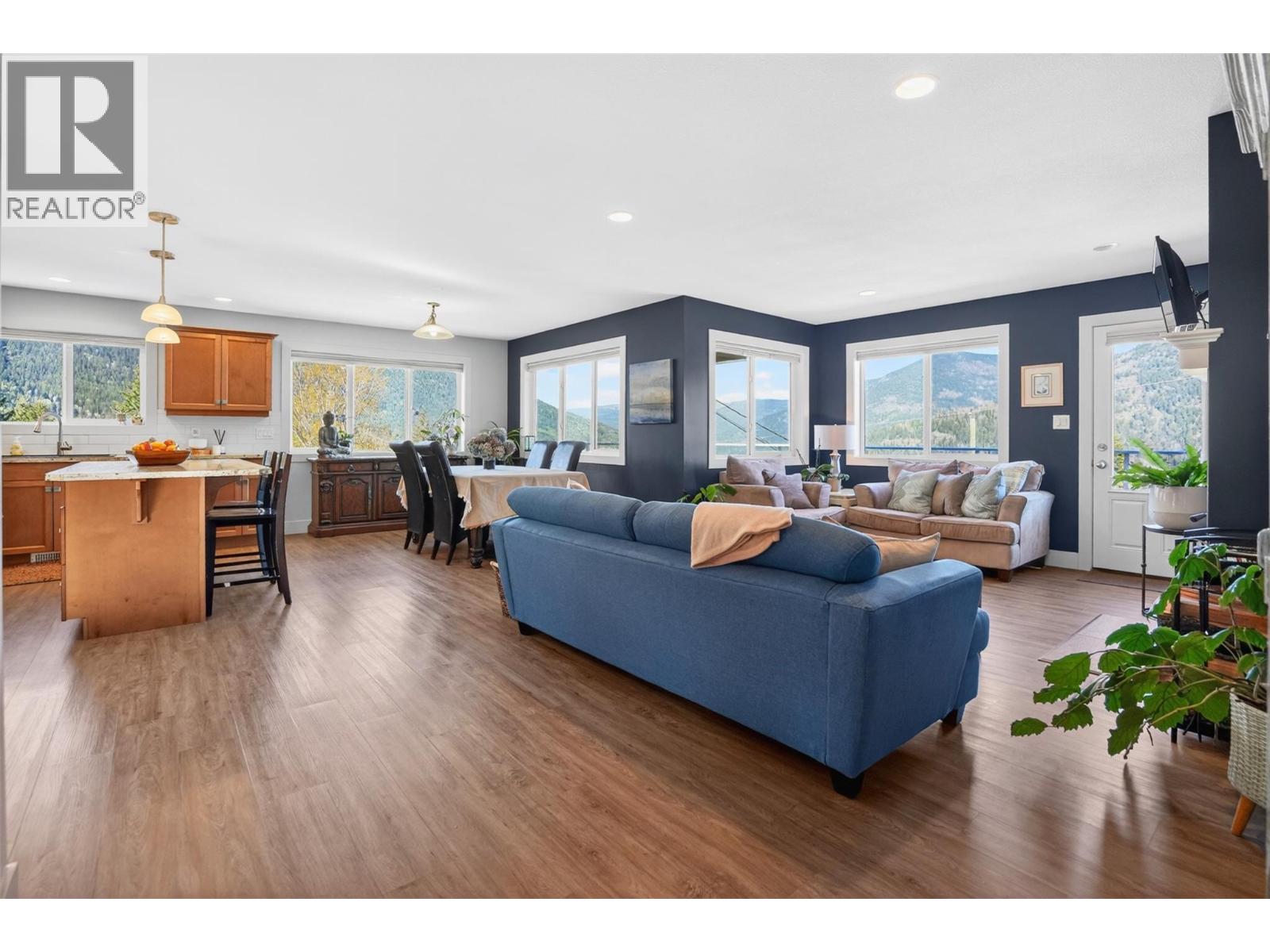 702 Richards Street - 8