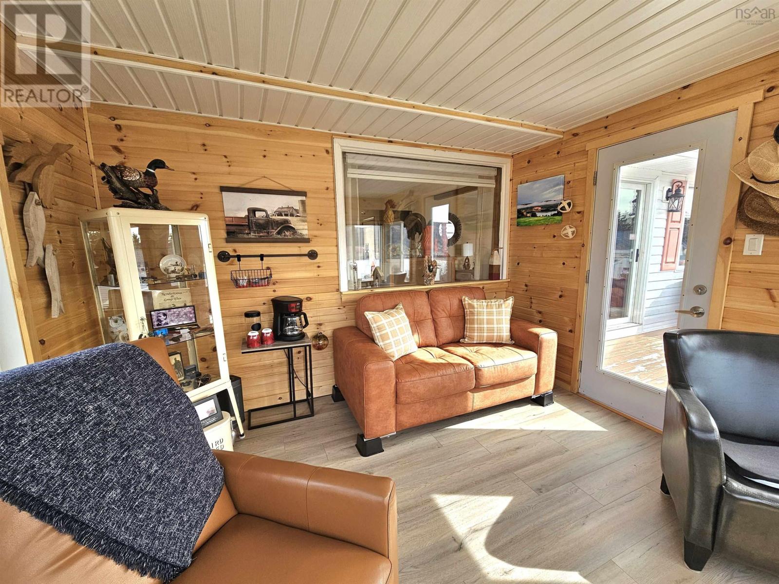 Property 16 of 41 of 868 Highway 105