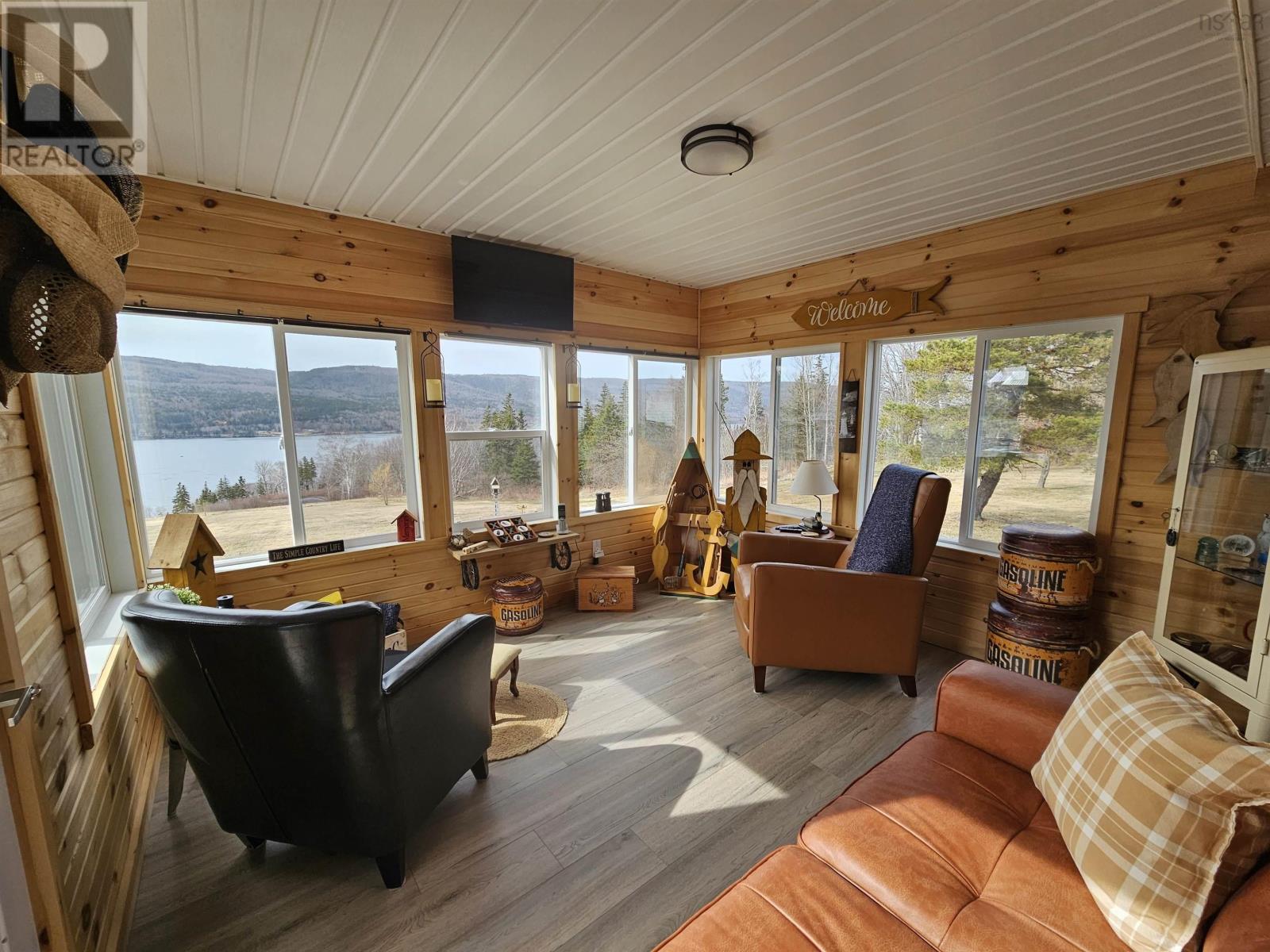 Property 18 of 41 of 868 Highway 105