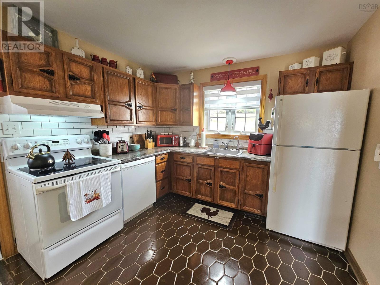 Property 19 of 41 of 868 Highway 105