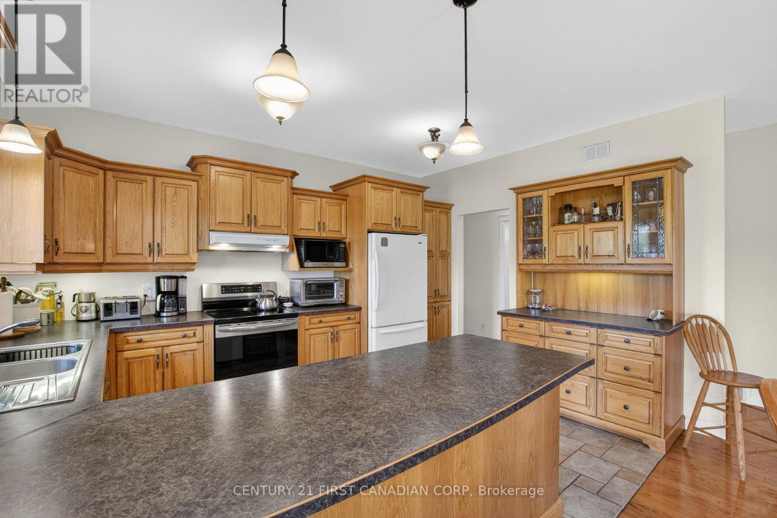653 PETER STREET - 13