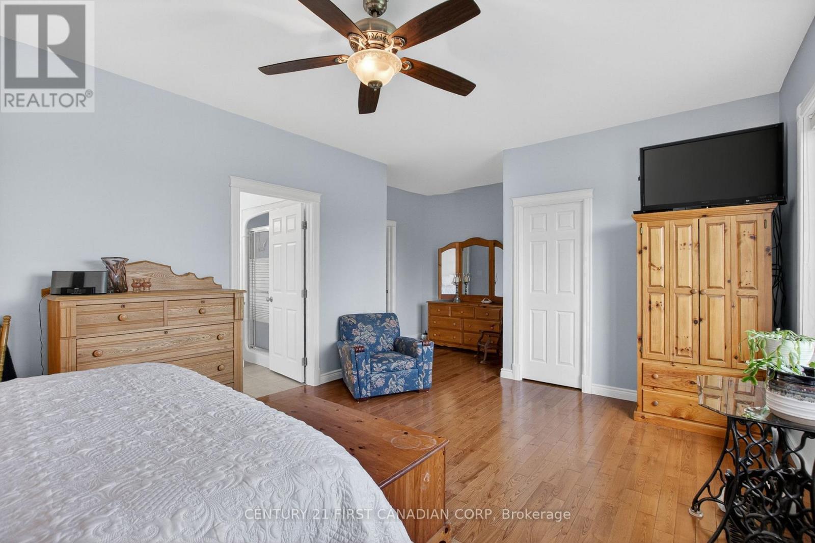 653 PETER STREET - 17