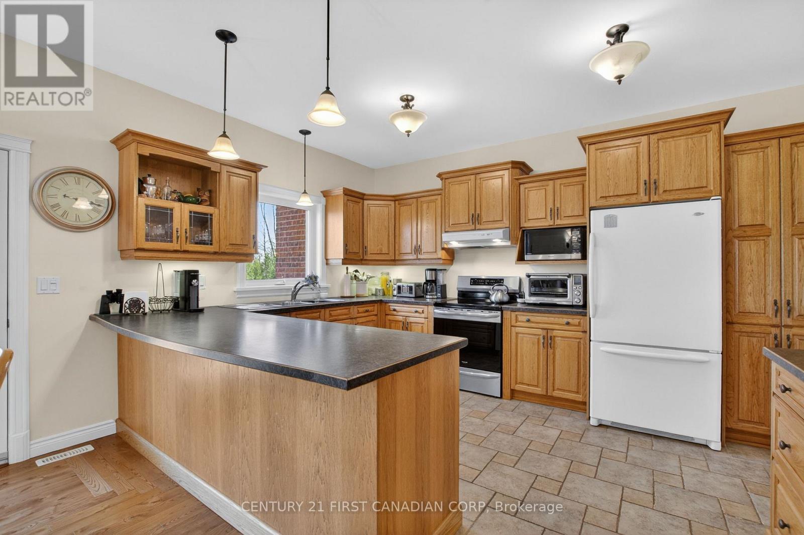 653 PETER STREET - 9