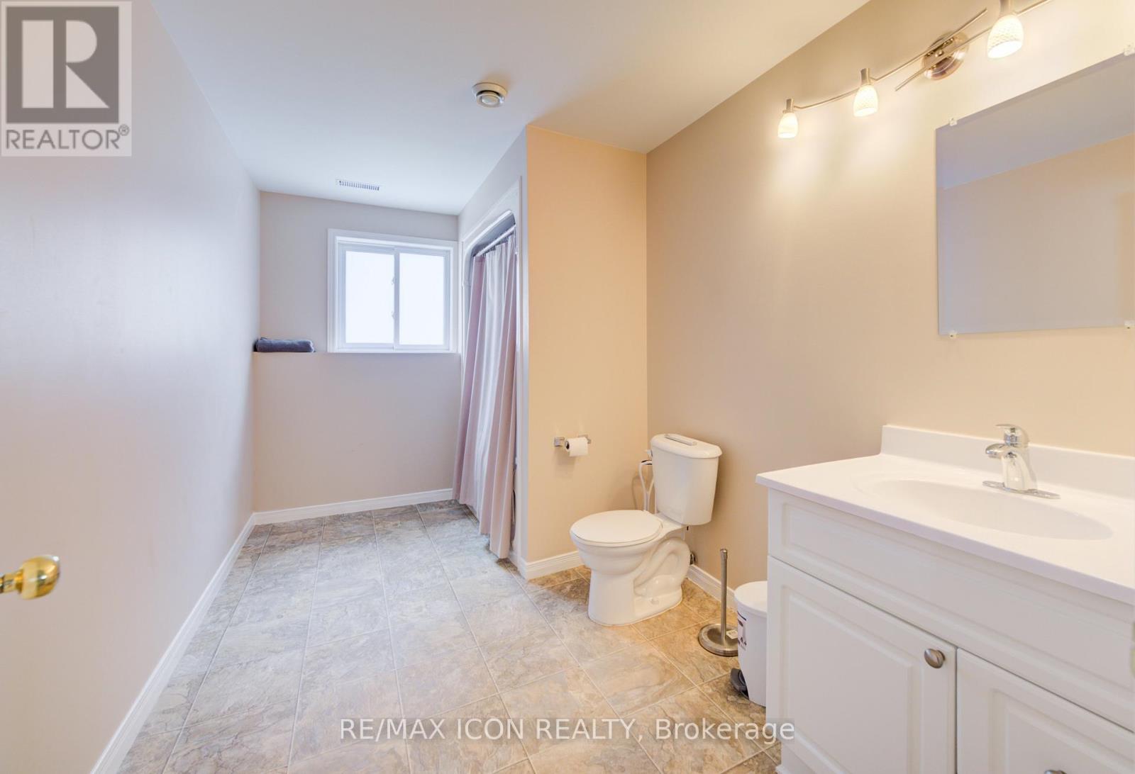 460 KING STREET E - 31