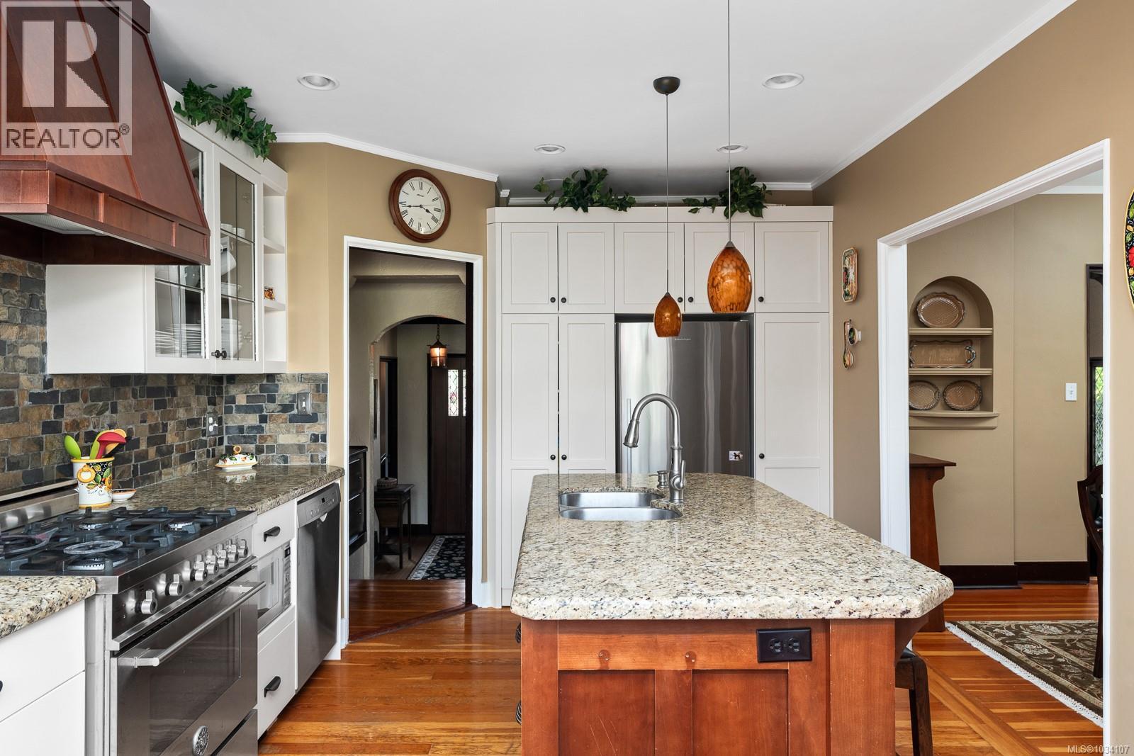  671 Linkleas Avenue, Oak Bay